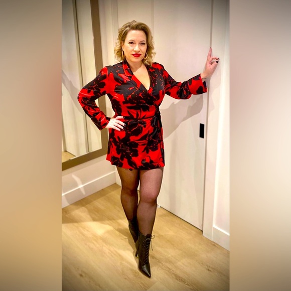 WELCOME TO MY CLOSET! 🌹 - Picture 2 of 2